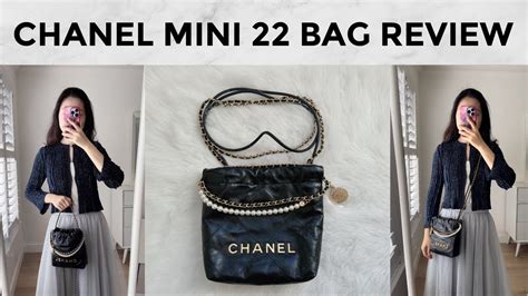 chanel 22 mini背法|香奈兒開箱｜ mini 22 bag 實背分享及化妝大盒子的比較 .